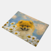 Spitz in den malenden Gänseblümchen - Fußmatte (Schrägansicht)