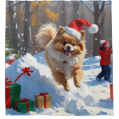 Spitz läuft im Schnee mit Weihnachtshut Duschvorhang (Vorderseite)