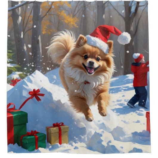 Spitz läuft im Schnee mit Weihnachtshut Duschvorhang (Vorderseite)