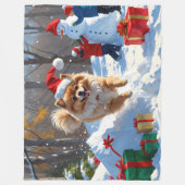 Spitz läuft im Schnee mit Weihnachtshut Fleecedecke (Vorderseite)