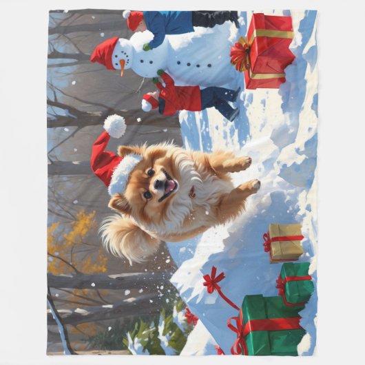 Spitz läuft im Schnee mit Weihnachtshut Fleecedecke (Vorderseite)