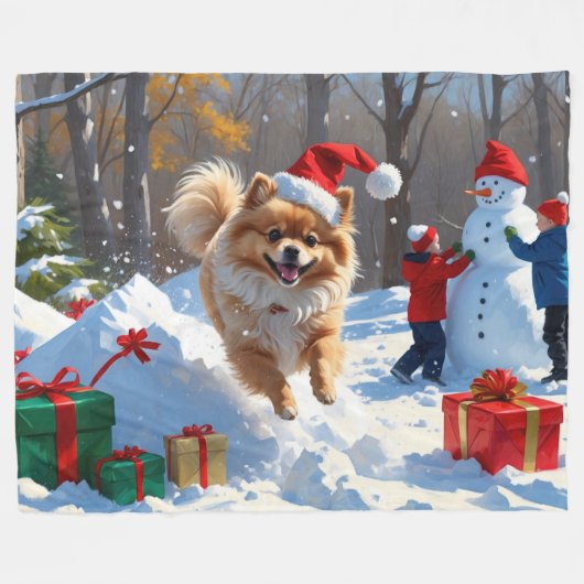 Spitz läuft im Schnee mit Weihnachtshut Fleecedecke (Vorderseite (Horizontal))