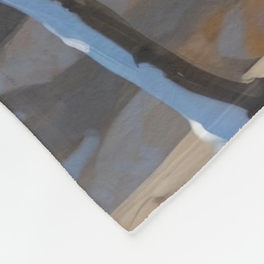 Spitz läuft im Schnee mit Weihnachtshut Fleecedecke (Ecke)