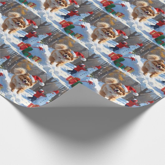 Spitz läuft im Schnee mit Weihnachtshut Geschenkpapier (Ecke)