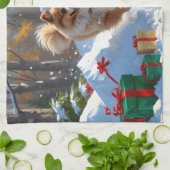 Spitz läuft im Schnee mit Weihnachtshut Geschirrtuch (Gefaltet)