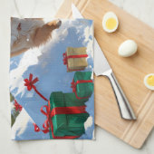 Spitz läuft im Schnee mit Weihnachtshut Geschirrtuch (Viertel Falte)