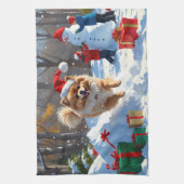 Spitz läuft im Schnee mit Weihnachtshut Geschirrtuch (Vertikal)