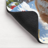 Spitz läuft im Schnee mit Weihnachtshut Mousepad (Ecke)