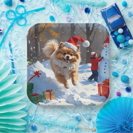 Spitz läuft im Schnee mit Weihnachtshut Pappteller (Party)