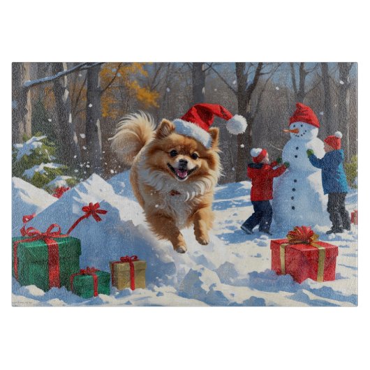 Spitz läuft im Schnee mit Weihnachtshut Schneidebrett (Vorderseite)