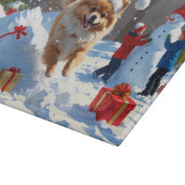Spitz läuft im Schnee mit Weihnachtshut Schneidebrett (Ecke)
