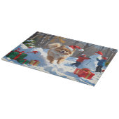 Spitz läuft im Schnee mit Weihnachtshut Schneidebrett (Ecke)