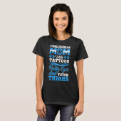 Spitz Mama mit Tattoos Hübsche Augen und dick T-Shirt (Vorne ganz)