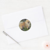 Spitz mit Blick auf die Kamera in den Bluebells Runder Aufkleber (Umschlag)