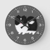 Spitz Parti Pom Runde Wanduhr (Vorderseite)