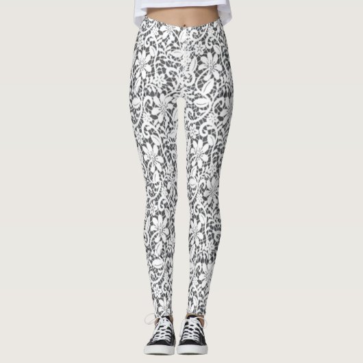 Spitze auf grauen Leggings (Vorderseite)