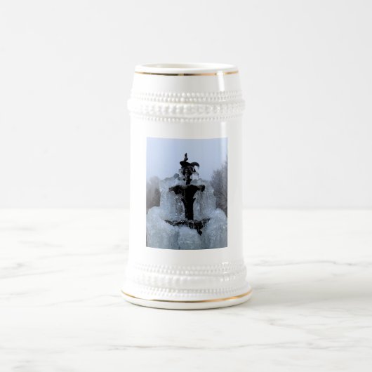 Spitze eines gefrorenen Springbrunnens Bierglas (Mittel)