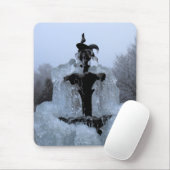 Spitze eines gefrorenen Springbrunnens Mousepad (Mit Mouse)