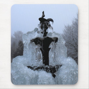 Spitze eines gefrorenen Springbrunnens Mousepad