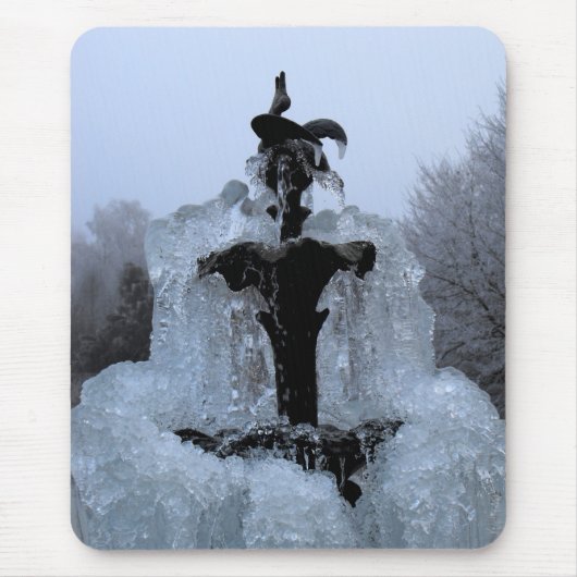 Spitze eines gefrorenen Springbrunnens Mousepad (Vorne)