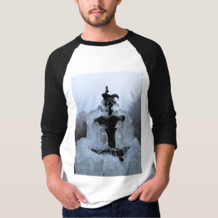 Spitze eines gefrorenen Springbrunnens T-Shirt