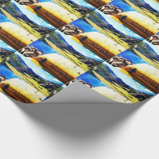 Spitze eines gelben Jeeps mit Bergen Geschenkpapier (Ecke)