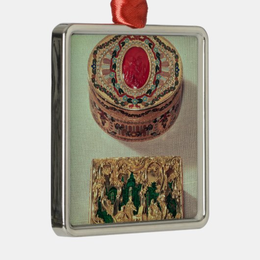 Spitze: Goldsnuffbox eingelegt mit verschiedenen Silbernes Ornament (Rechts)