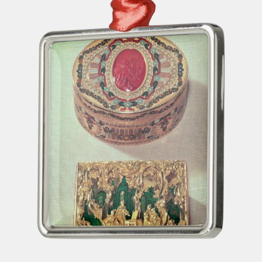 Spitze: Goldsnuffbox eingelegt mit verschiedenen Silbernes Ornament (Links)