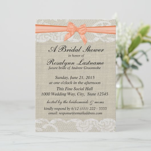 Spitze und Burlap mit Peach Bow Brautparty Einladung (Stehend Vorderseite)