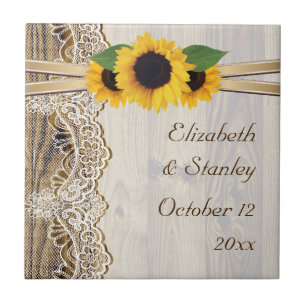 Spitze und Sonnenblumen auf Holze Hochzeit Fliese