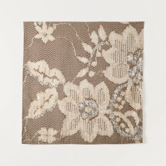 Spitzen Delikatessen: Weißes Stoffkunst Wandteppich