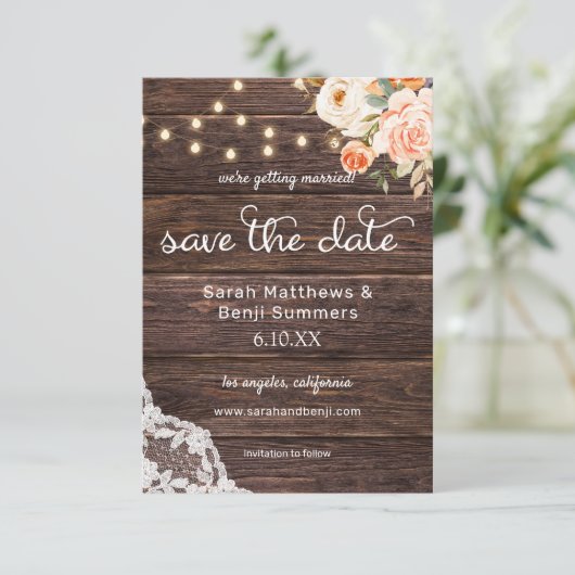 Spitzen, Lichter, Blüten und Pfirsichblumen Rustik Save The Date (Stehend Vorderseite)