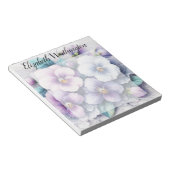 Spitzenmonogramm mit rosa lila Stiefmütterchen-Blu Notizblock (angewinkelt)