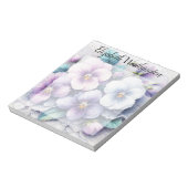Spitzenmonogramm mit rosa lila Stiefmütterchen-Blu Notizblock (Rotiert)