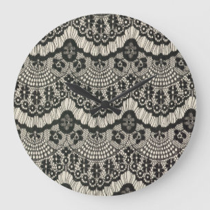 Spitzenornament aus Stoff auf Weiß. Große Wanduhr