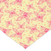 Spitzenschmetterlinge auf gelbem Polka-Punkt Tischdecke (Schrägansicht)