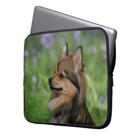 Spitzheadshot-Sitzen Laptopschutzhülle (Vorderseite Links)