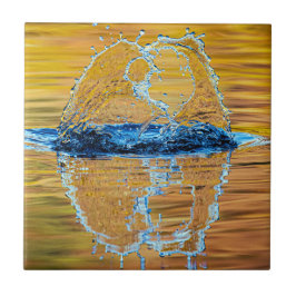 Splash auf einen Fall Abend Fliese