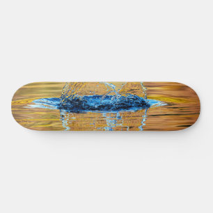 Splash auf einen Fall Abend Skateboard