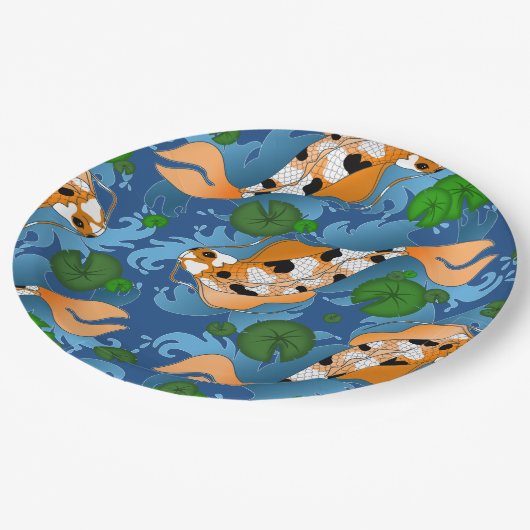 Splashing Koi Fish and Pond Lilies Custom Pappteller (Schrägansicht)