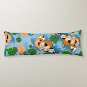 Splashing Koi Fish and Pond Lily Custom Seitenschläferkissen (Rückseite)