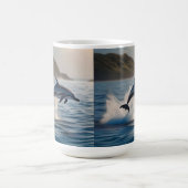 Splashing Leaping Dolphin: Ein Tanz der Freude im  Kaffeetasse (Mittel)