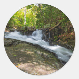 Split fällt auf Sand-Frühling-Run Runder Aufkleber