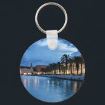 Split Promenade in Kroatien Schlüsselanhänger<br><div class="desc">Malerei der Split Promenade beleuchtet in der Nacht. Digitales Gemälde. Küste der Adria in Split,  Kroatien.</div>