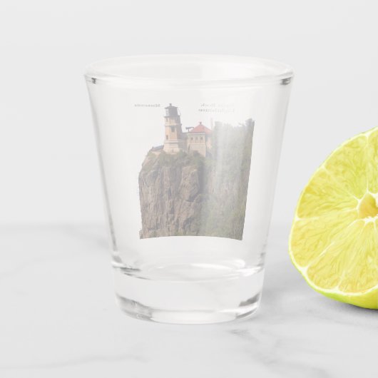 Split Rock Lighthouse aus Strandglas Schnapsglas (Rückseite)