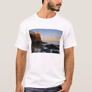 Split Rock Lighthouse bei Sonnenuntergang nahe Two T-Shirt