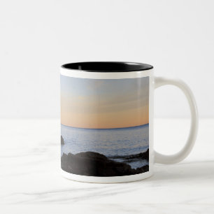 Split Rock Lighthouse bei Sonnenuntergang nahe Two Zweifarbige Tasse