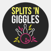 Splits'n Giggles Bowling Team Shirt Strike in Styl Runder Aufkleber (Vorderseite)