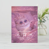 Spoiled Princess Cat Texting in Bed                Einladung (Stehend Vorderseite)