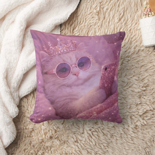 Spoiled Princess Cat Texting in Bed                Kissen (Decke)